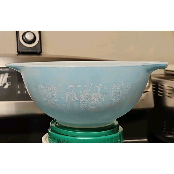 Pyrex Amish Butterprint White on Turquoise 1 1/2 qt Cinderella Mixing Bowl #442 - Picture 1 of 14